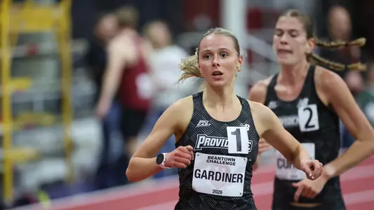 Women's track runner Anna Gardiner mid race