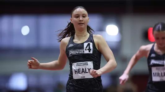 Women's track runner Alyssa Healy finishes race