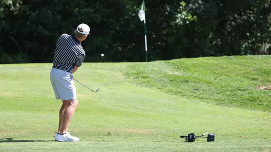 Men's golfer Evan Buddenhagen hitting a chip shot
