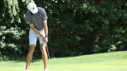 Men's golfer Campbell Skelly hitting a putt