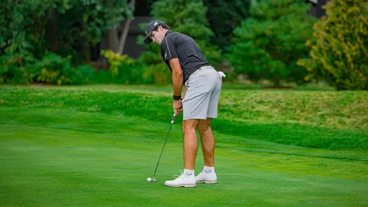 Men's golfer Callan Fahey putting