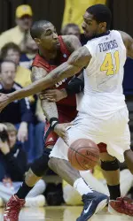 Chris Smith passes around West Virginia's John Flowers during the first half. (AP Photo/Jeff Gentner)