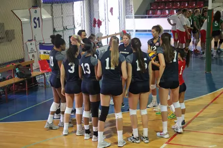 Dani Busboom Kelly huddles with the USCNT team in Pula