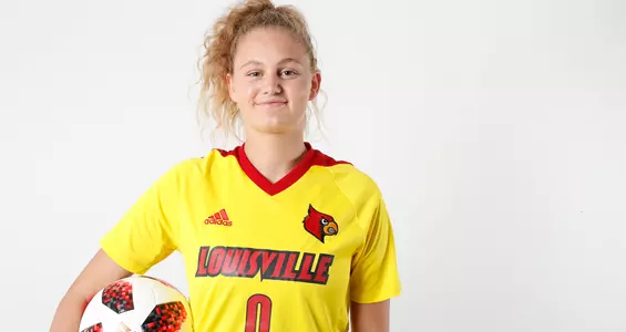 Hanna Wise poses for the camera during the team's photo day