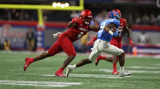 CJ Avery making a tackle against Ole Miss.
