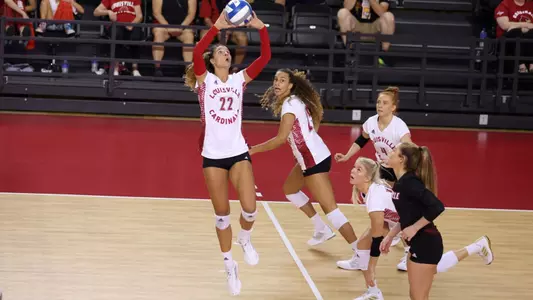 Raquel Lazaro sets Amaya Tillman 