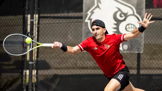 Etienne Donnet returns the ball