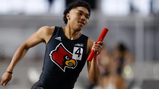 Jaidyn Johnson races the 4x400m relay at the Louisville Opener