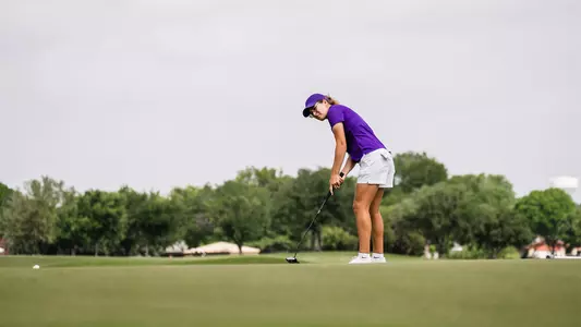 Sofia Barroso Sa tracks a putt as the golf ball rolls westward across the green.