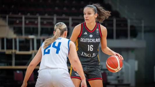 Clara Bielefeld dribbles a basketball wearing an anthracite jersey