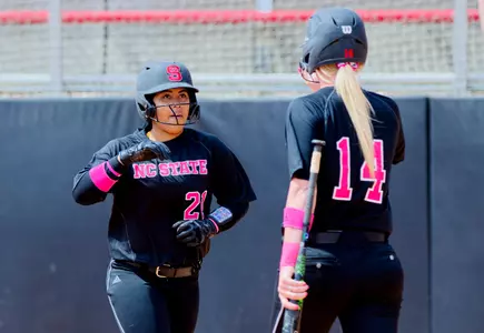 Freshmen Alyssa Compton (left) and Meredith Burroughs (right) (Photo Credit: Greg Mintel)