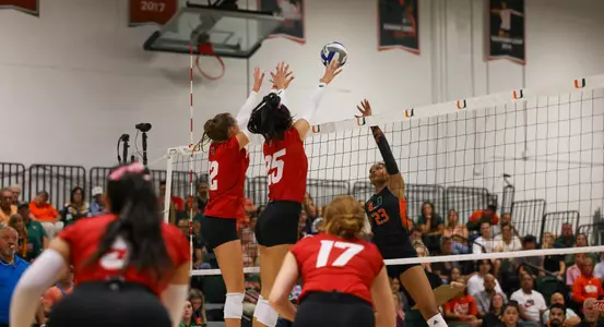 Bryant, Shaak blocking v Miami, Set One