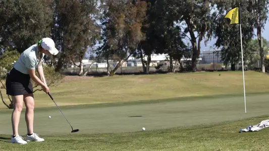 Vanessa Wang with a putt.