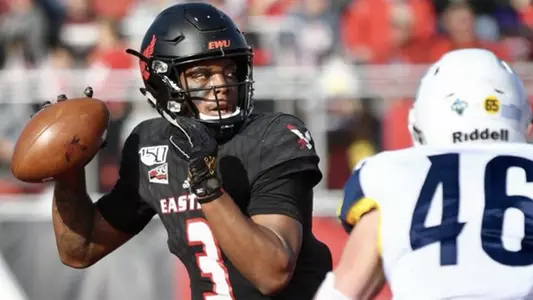 Eric Barriere throws a pass.