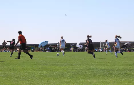 Caitlin Pieper runs with ball