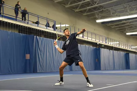 Vincent Rettke prepares for overhead 