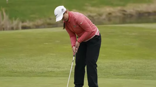 Federica Torre hits a putt