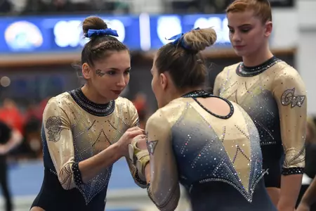 Zona and Banen fist bump.