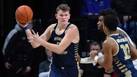 Chase Paar hands the ball off to Jameer Nelson Jr.