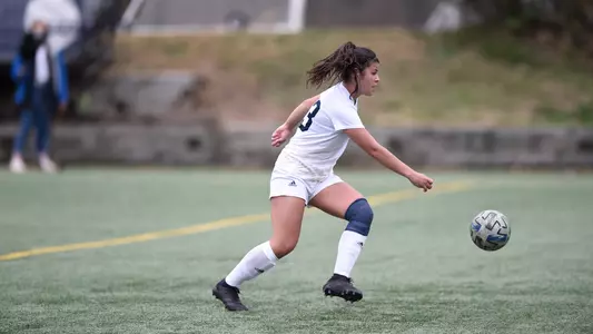 Tori Minda looks to pass vs Richmond