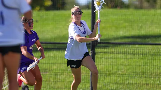 Caroline Ewing makes a pass during a JMU lacrosse scrimmage