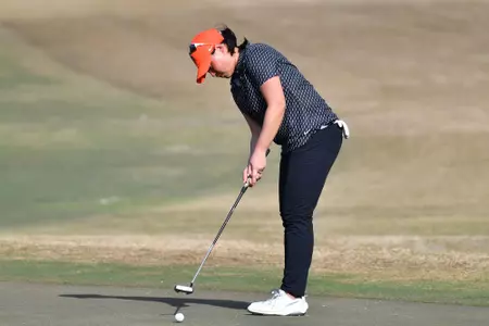 Han-Hsuan Yu puts ball on green 