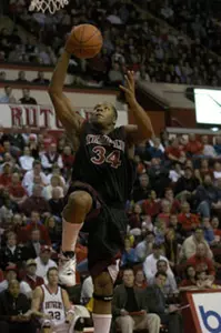 UMASS THWARTS TEMPLE COMEBACK, 66-65, IN MEN'S BASKETBALL Image