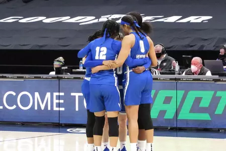 women's basketball huddle
