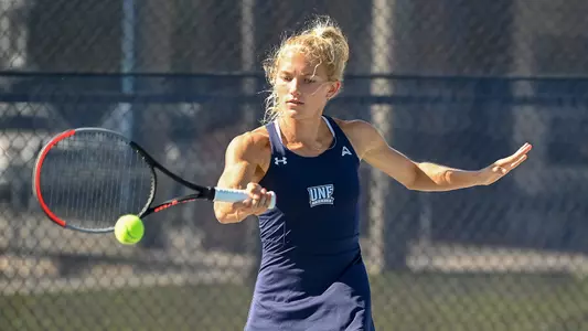 Annabelle Davis hits a forehand