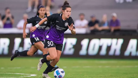 Thais Reiss dribbling the ball for the Orlando Pride