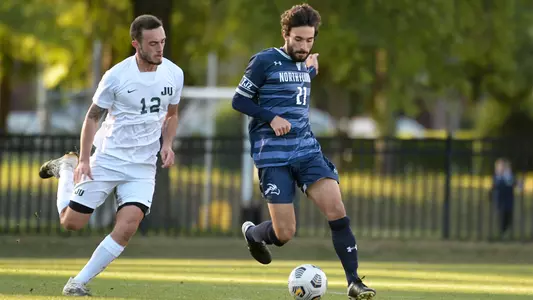 Ale Rodriguez Lopez fending off JU defender