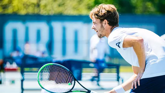 Jonas Hartenstein awaiting a serve