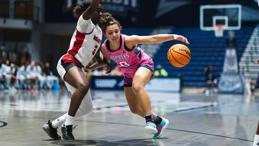 Alexa Washington crossing up APSU player
