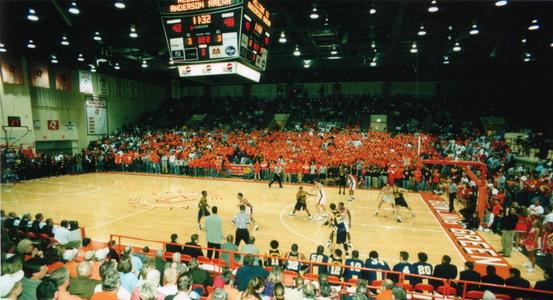 Watch as Joe Louis Arena switches from hockey to basketball in one minute 