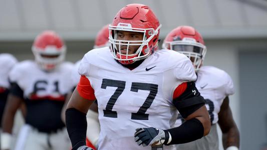 November 21, 2015: Georgia Bulldogs guard Isaiah Wynn (77) helps