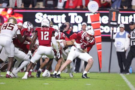 RALEIGH, NC - SEPTEMBER 09: North Carolina State Wolfpack linebacker Caden  Fordham (10) lines up on defense during a college football game against the  Notre Dame Fighting Irish on September 09, 2023