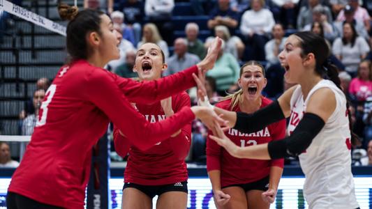 College volleyball rankings: Texas holds on to top spot in Power 10