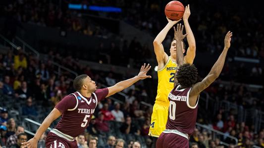 Michigan Basketball: Is Duncan Robinson too good for two-way contract?