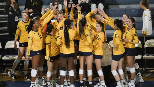Volleyball Falls In 3 Sets To Ohio - Central Michigan University Athletics