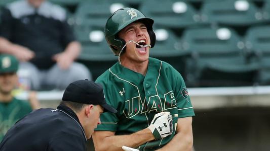 Davis Duo Shines As Blazers Complete Opening Series Sweep - UAB Athletics