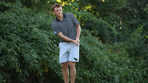Men's golf player Joe Halferty hitting a chip