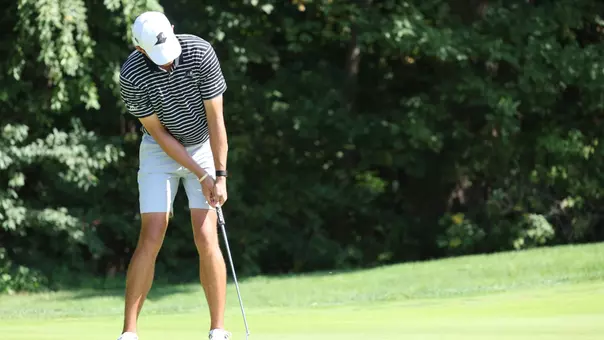 Men's golfer Campbell Skelly hitting a putt
