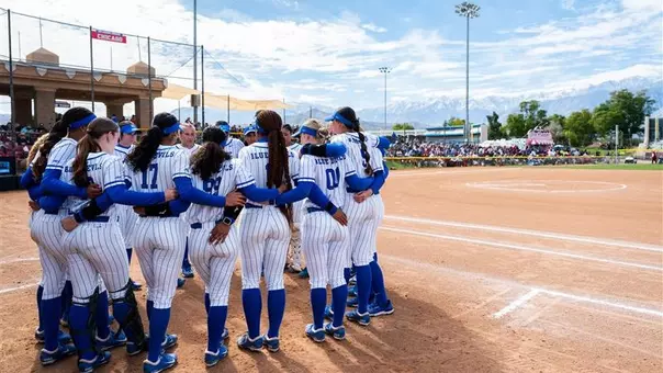 softball team huddle vs. UCLA at Mary Nutter Collegiate Classic