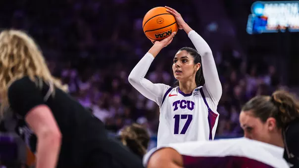 Clara Silva shoots a free throw
