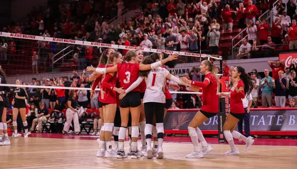 VB huddle after beating south carolina 9/10/25