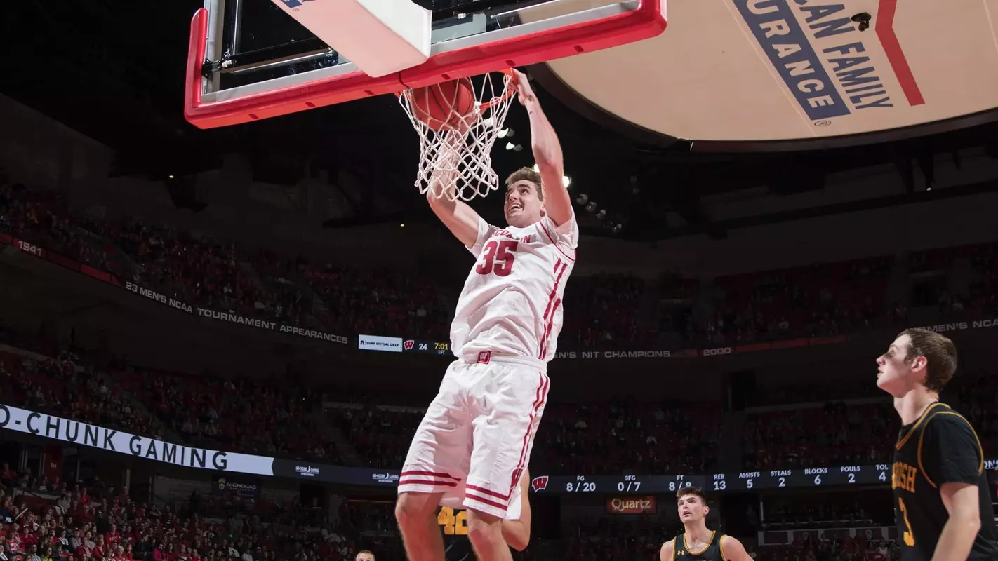 Nate Reuvers dunk