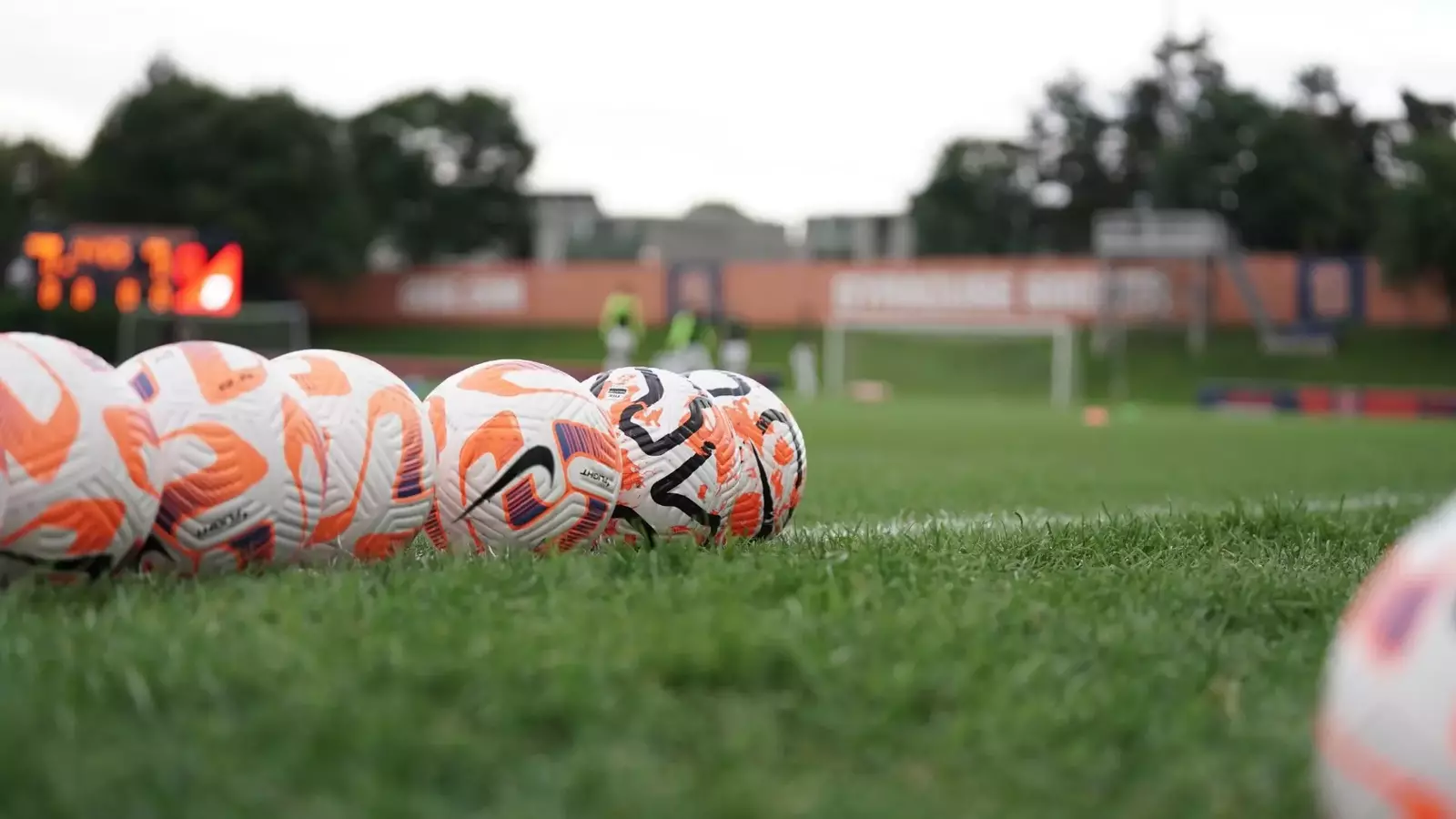 男子サッカーは2025年に8人の新入生に署名します