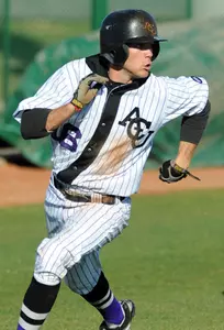 Late-inning rally sends Mavs past Wildcats, 5-4 Image