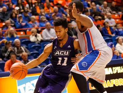 Islanders pull away from Wildcats for win Image