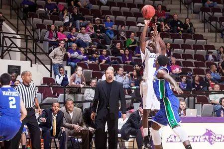 Late 3-pointer deals Wildcats heartbreaking 71-69 defeat Image